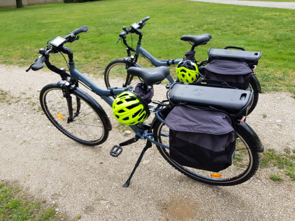 La liberté de découvrir la plaine du Forez avec les vélos à assistance électrique du château des Périchons