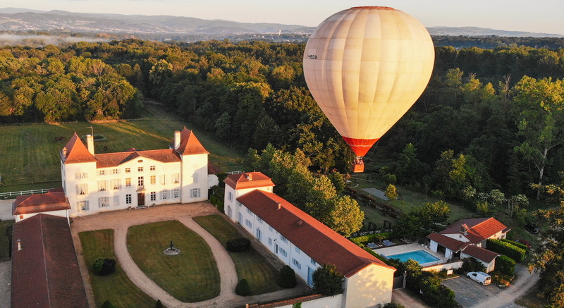 the Château des Périchons, we invite you to discover the plain of Forez seen from the sky 