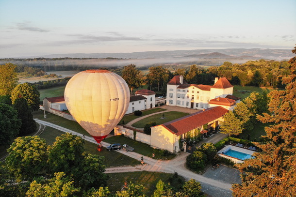 vol en montgolfière du chateau des périchons chambres d'hotes loire