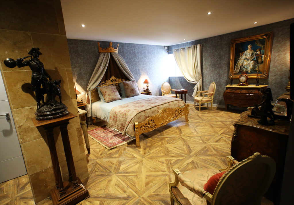 vue d'ensemble de la chambre Pompadour à découvrir au château des Périchons
