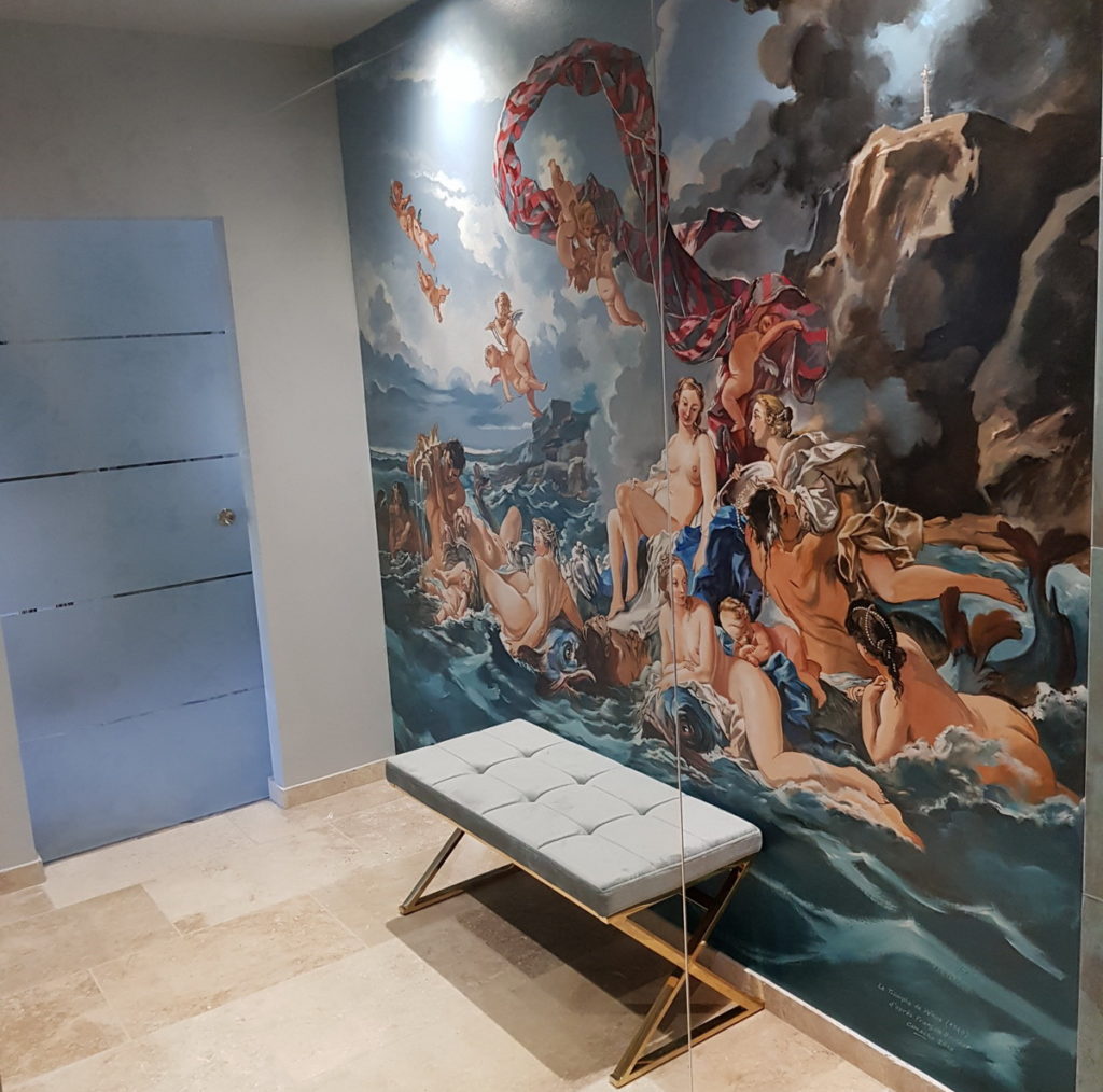 La grande fresque décore un des murs de la vaste salle de bains de la chambre Pompadour