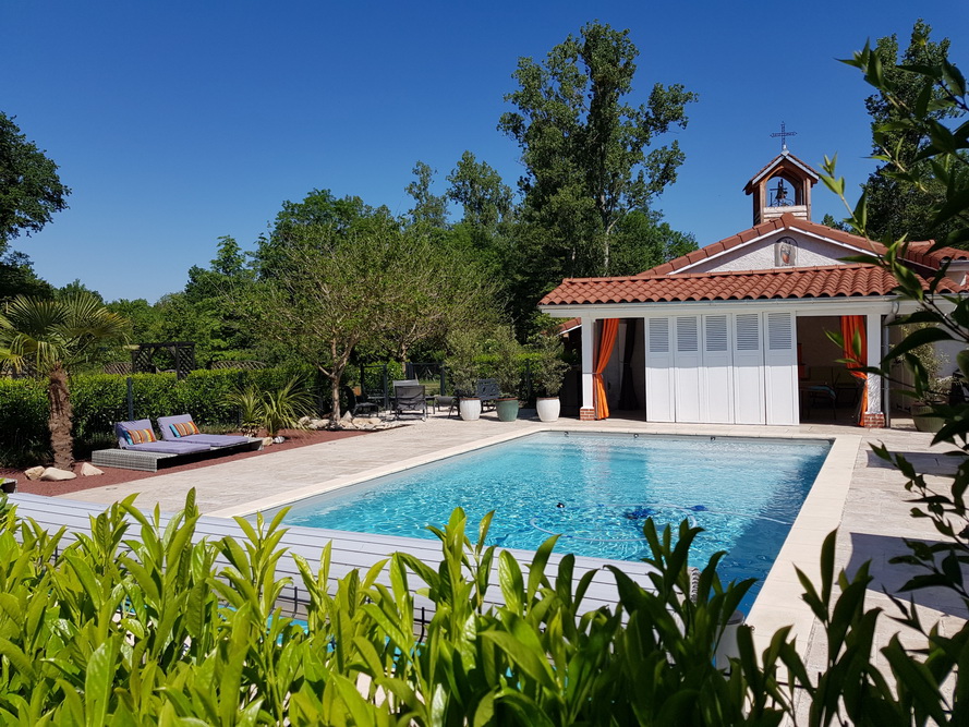 espace piscine pour se détendre, bronzer, nager en toute tranquilité